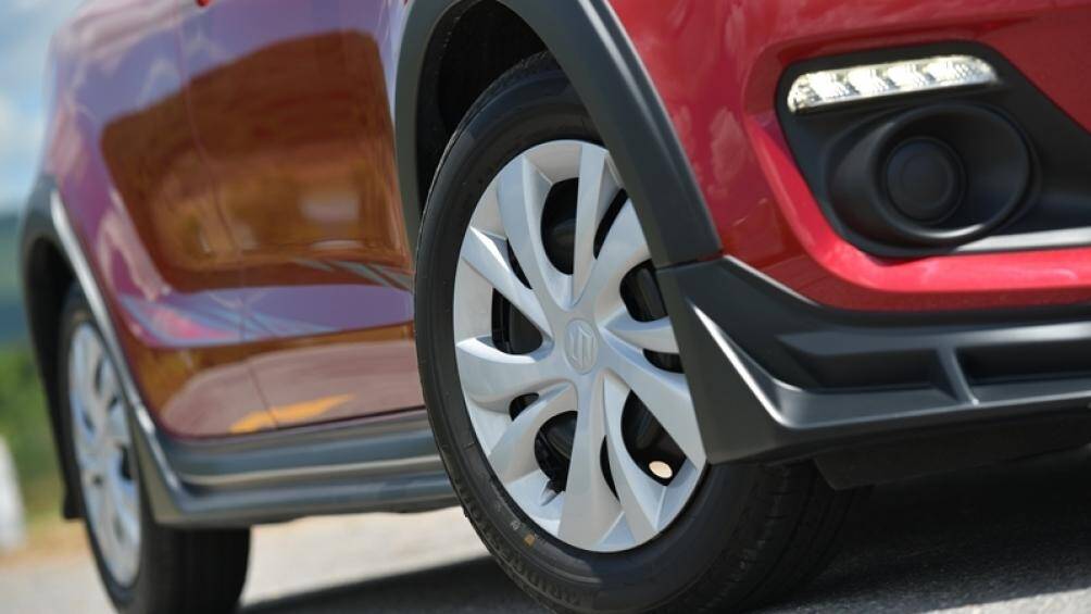 Bên cạnh đó là đề-can trang trí mới theo phong cách xe đua trên cửa cùng vòm bánh màu đen