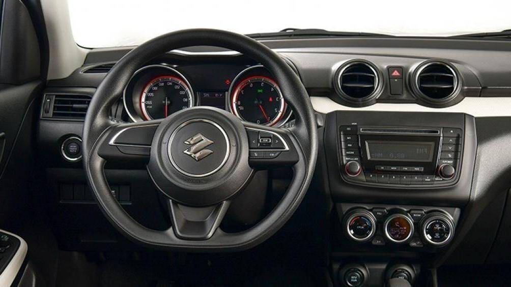 Cùng với đó là tính năng mở cửa không cần chìa khóa, ghế lái chỉnh độ cao, điều hòa tự động, đầu CD/MP3, cổng USB/AUX và 2 loa