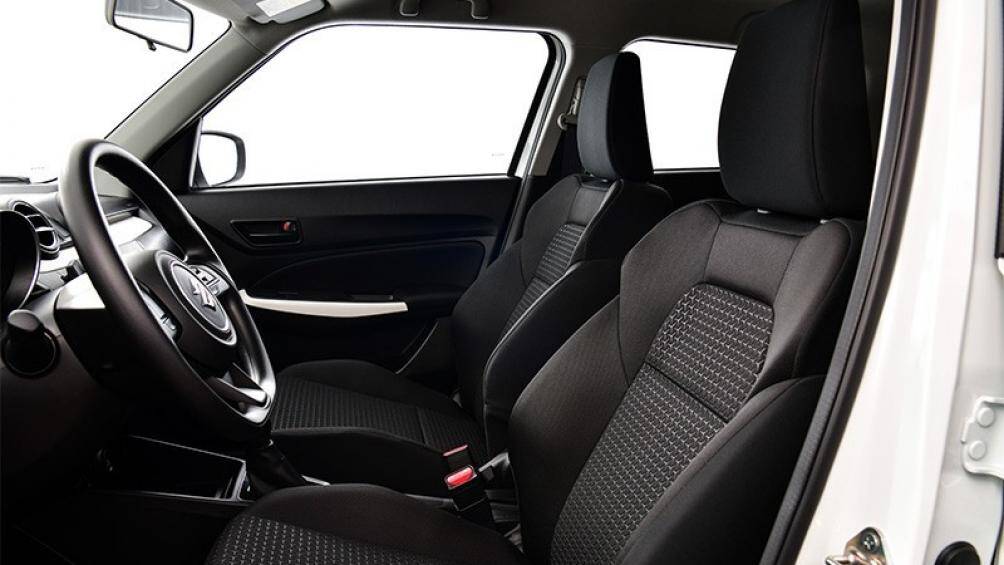 Bên trong, Suzuki Swift GL Plus Limitless Edition 2022 có những trang bị tiêu chuẩn như ghế bọc nỉ
