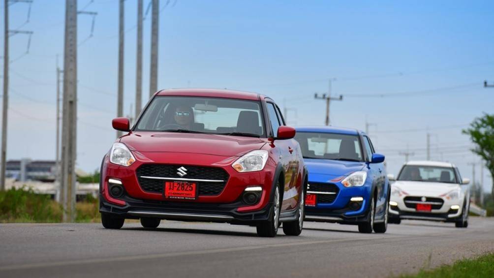 Xe vẫn sử dụng đèn pha Halogen, dải đèn LED định vị ban ngày nằm trên cản trước, gương chiếu hậu gập điện/chỉnh điện, bộ vành 15 inch với ốp la-zăng màu bạc