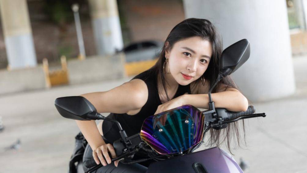 Xe có tổng cộng 5 tùy chọn màu gồm trắng, đen, hồng, xanh nhạt và hồng cánh sen.