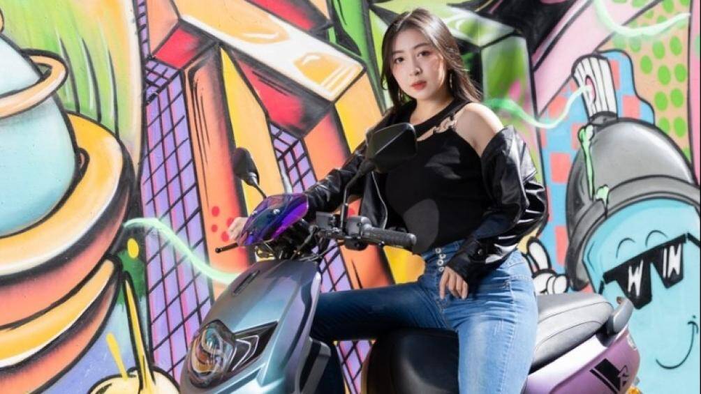 Mặt nạ của xe có thiết kế trơn bóng, nổi bật trên đó là cụm đèn pha có tạo hình tròn, bên trong mặt đèn là hai bóng đèn LED dạng bi cầu