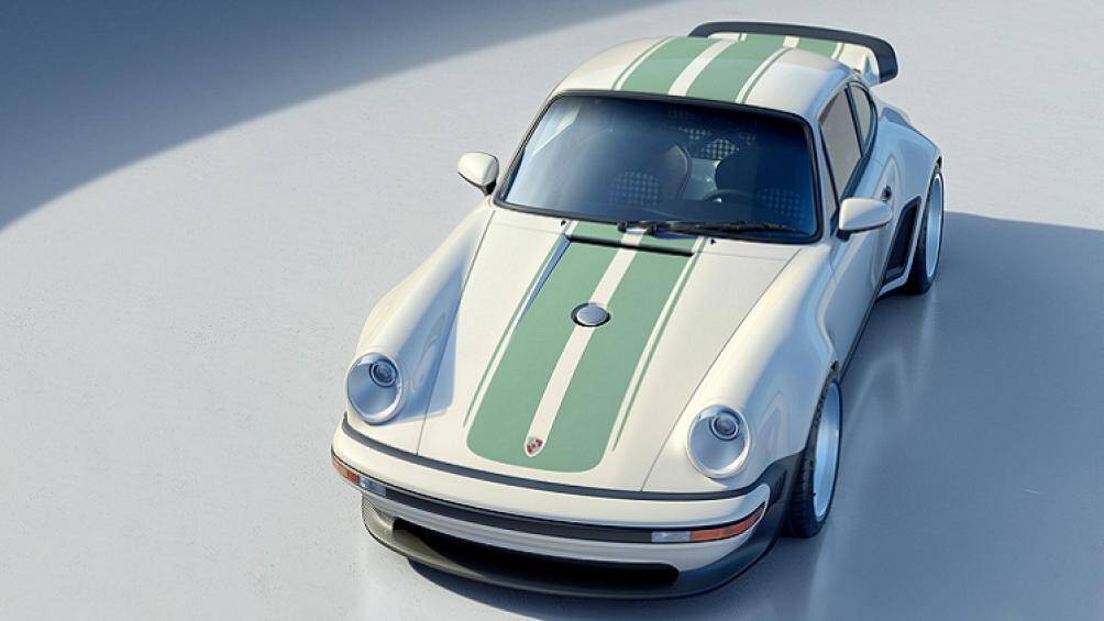 Chiếc xe này có phần thân được làm bằng sợi carbon màu trắng Turbo với các sọc màu xanh lá cây kép