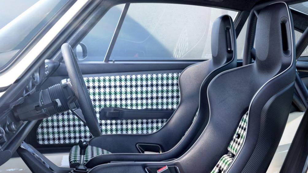 Về nội thất, xe sở hữu hệ đồng hồ đo analog và vô lăng Porsche phong cách cổ điển