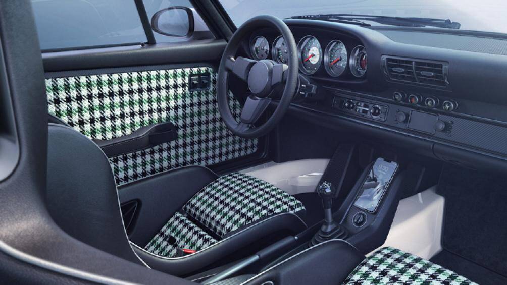 Nội thất của xe còn được bọc vải Houndstooth “Grun” trên bậc cửa và ghế ngồi carbon