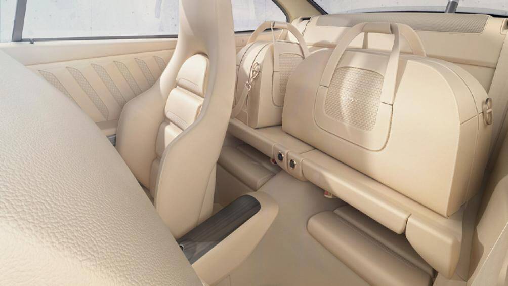 Xe cũng được nâng cấp một số trang bị hiện đại như: hệ thống máy lạnh, hệ thống sạc không dây