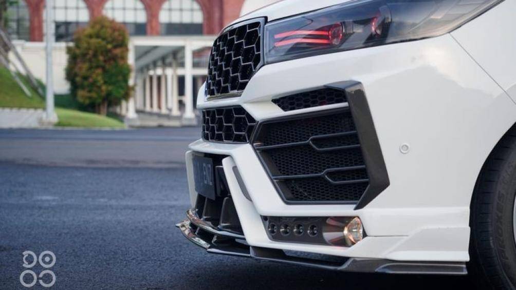 Nằm hai bên lưới tản nhiệt là cụm đèn pha giữ nguyên thiết kế nhưng có thêm vỏ màu khói. Đèn và dải đèn LED định vị ban ngày màu đỏ