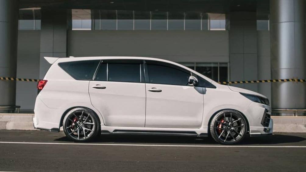 Bên dưới là hốc gió trung tâm cỡ lớn và hai khe gió mới theo phong cách của siêu xe Lamborghini Urus