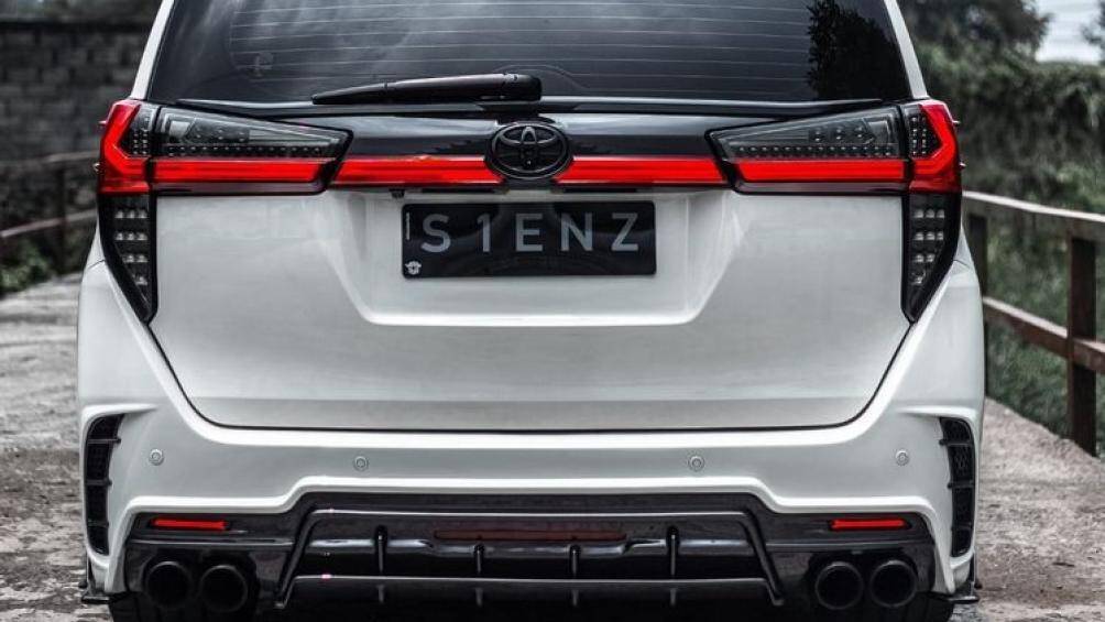 Ngoài ra, Agus còn bổ sung dải đèn LED mới nằm vắt ngang trên cửa cốp và logo Toyota màu đen cho chiếc Innova
