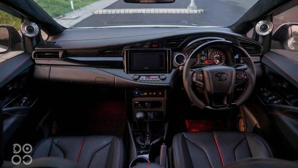 Bên trong, xe được trang bị ghế TRD và bảng đồng hồ mới. Vô lăng và cần số đều được bọc lại bằng chất liệu da mới