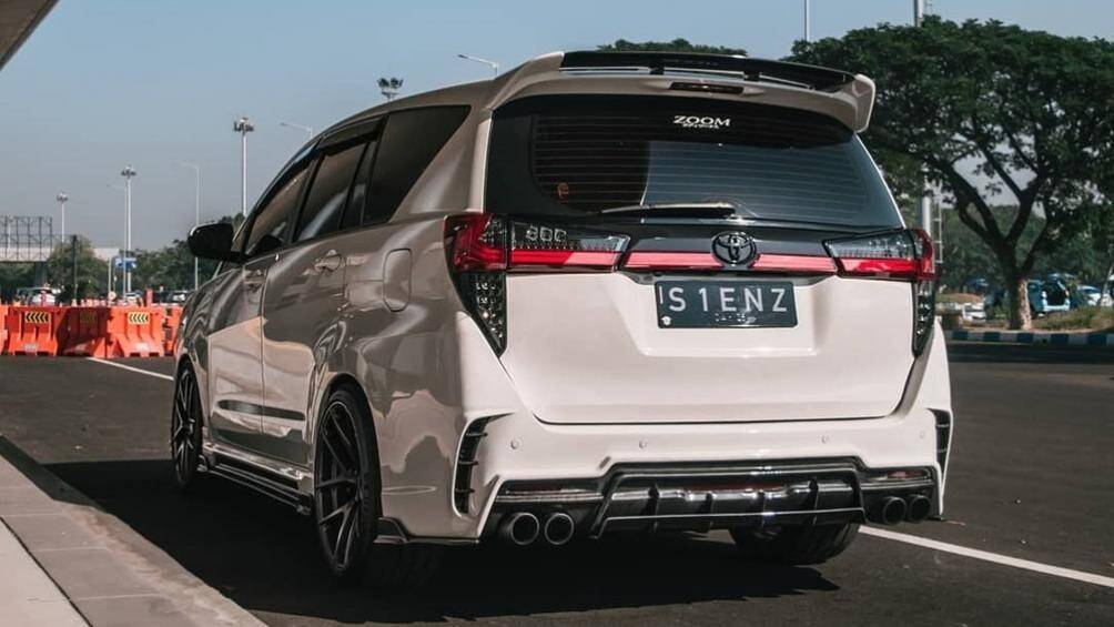 Trong khi đó, trên cản sau xuất hiện bộ khuếch tán gió, hai khe gió nằm dọc và 4 ống xả hình tròn mới