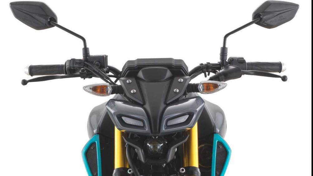 Một bảng đồng hồ LCD đơn sắc hiển thị tất cả các thông tin cần thiết với hệ thống đèn LED được sử dụng cho đèn pha và đèn hậu