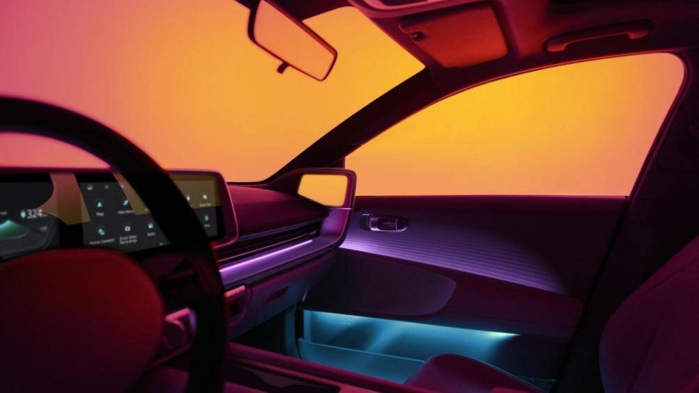 Bên dưới táp lô là hệ thống nút bấm điều khiển điều hòa. Vô lăng 2 chấu xuất hiện dàn nút bấm cảm ứng 2 bên