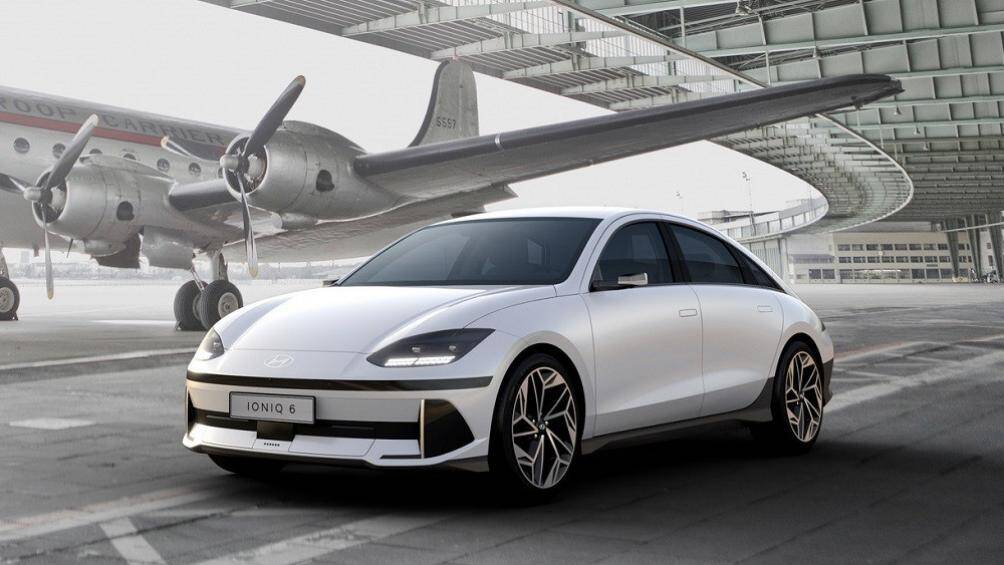 Hình ảnh công bố cho thấy, cụm đèn pha 2 bên được đặt cao nhất, bên dưới là một dải đen khá lạ mắt