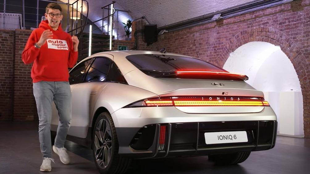 Đuôi xe Hyundai Ioniq 6 nhìn khá thể thao, với phần cửa sổ sau có góc nghiêng lớn được so sánh với Porsche 911