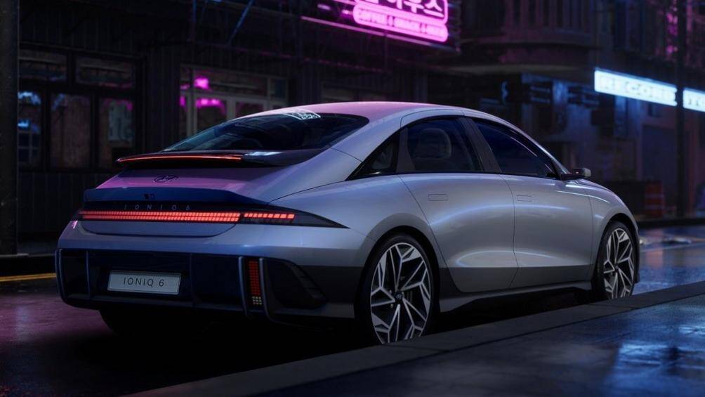 Cánh gió xuất hiện tại rìa cửa sổ sau cùng với cánh gió đuôi vịt gắn nắp cốp. Hệ thống đèn hậu LED ngang dạng điểm ảnh mang hơi hướng cổ điển