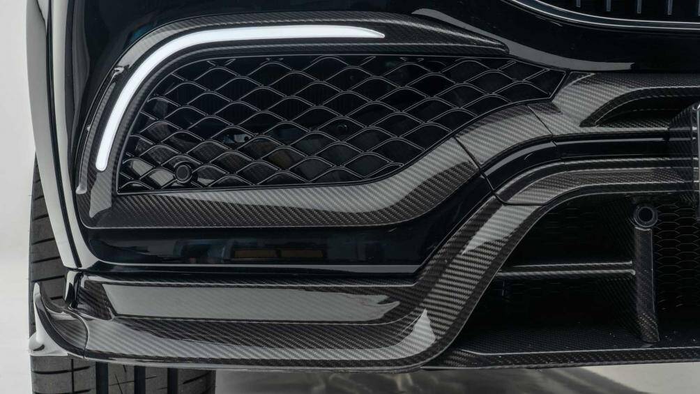 Mẫu xe cũng sở hữu phần vô-lăng bọc da cùng các chi tiết carbon mới và các chi tiết trang trí bằng carbon cho nội thất