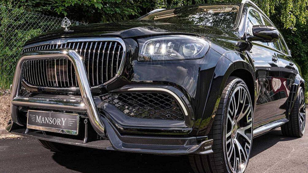 Ngoài ra gói độ cũng mang đến cho mẫu xe một diện mạo hoàn toàn mới với bộ bodykit bằng carbon với các tấm ốp thân rộng