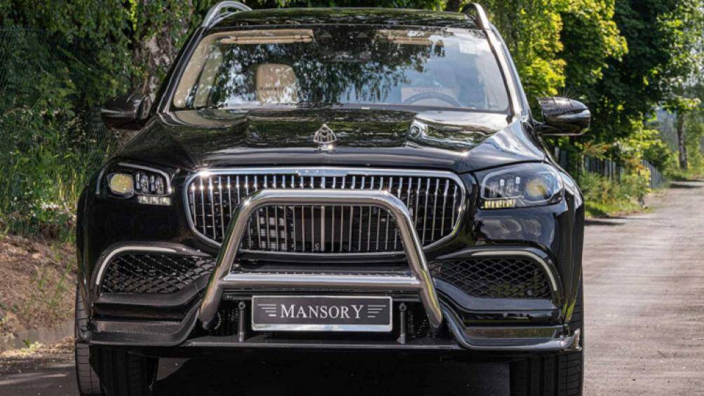 Bên cạnh hàng loạt chi tiết carbon mới cũng như nâng cấp về mặt hiệu năng, hãng độ còn lắp cho xe một phần cản va mới có phần dữ dằn