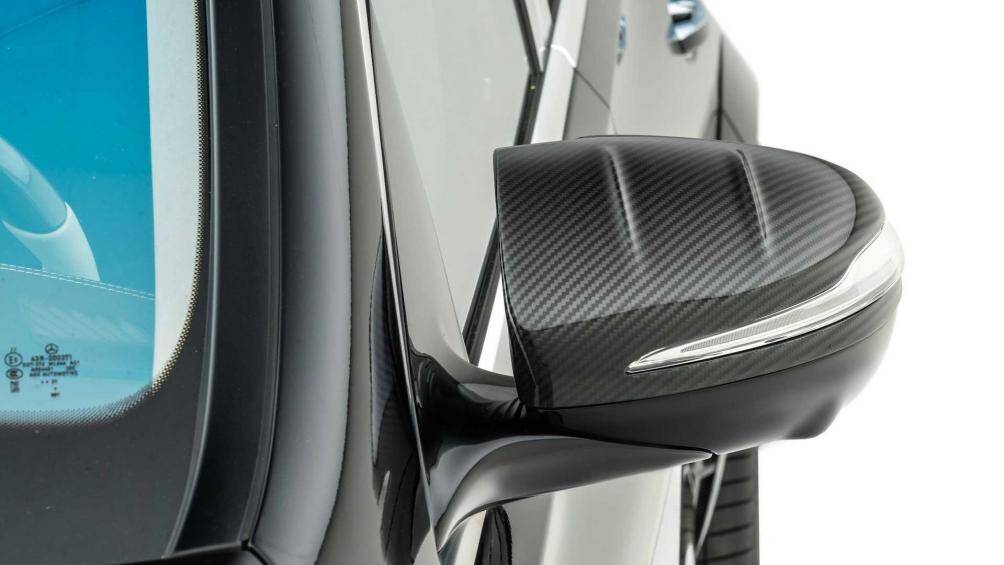 Phần gương chiếu hậu của xe đã được thay thế thành tấm ốp carbon bóng. Ở phía cản sau, mẫu xe cũng sở hữu thêm phần cản va khác lạ