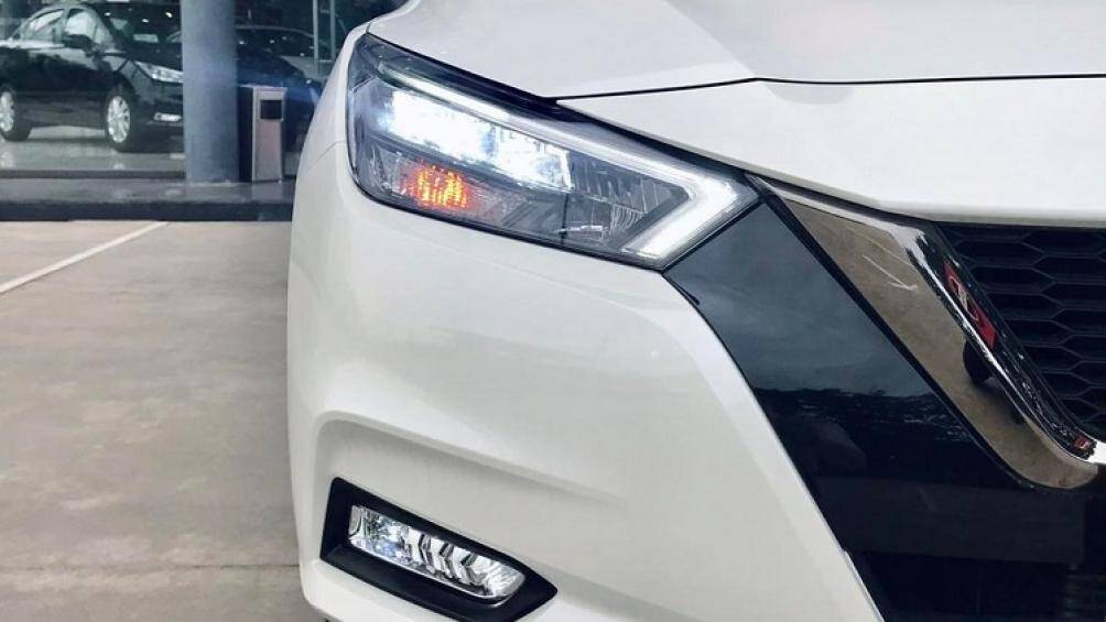 Thêm vào đó là tính năng khóa kính và gập gương tự động (khi bật/tắt máy)