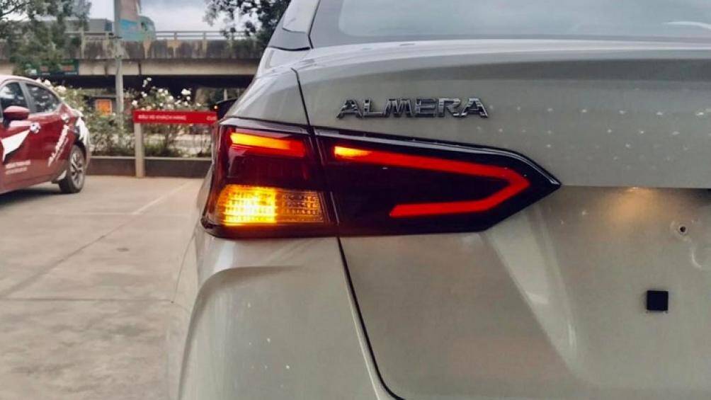 Nissan Almera 2022 vẫn tiếp tục sử dụng khối động cơ xăng 3 xy-lanh, tăng áp, dung tích 1.0L có công suất tối đa 98,6 mã lực, mô men xoắn 152 Nm