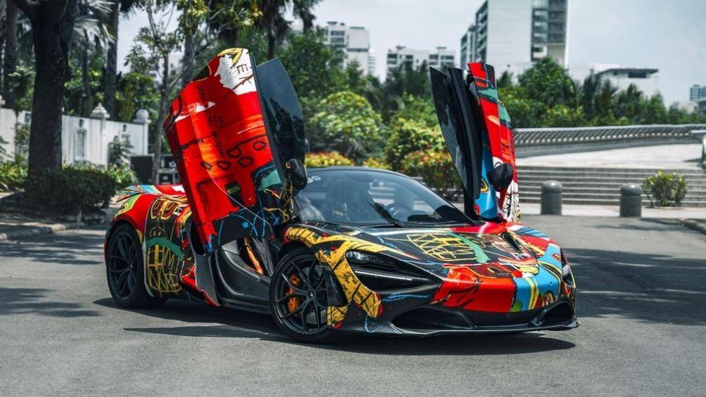 Khi bộ đề can cũng như mọi thứ khác đã sẵn sàng, những người thợ Việt cần 5 ngày để thực hiện dự án siêu đặc biệt này