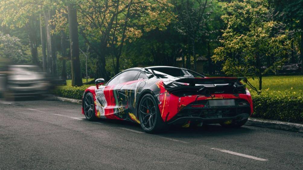 Ngoài bộ áo đầy nổi bật, chiếc siêu xe mui trần McLaren 720S Spider này còn được trang bị ống xả độ của Novitec