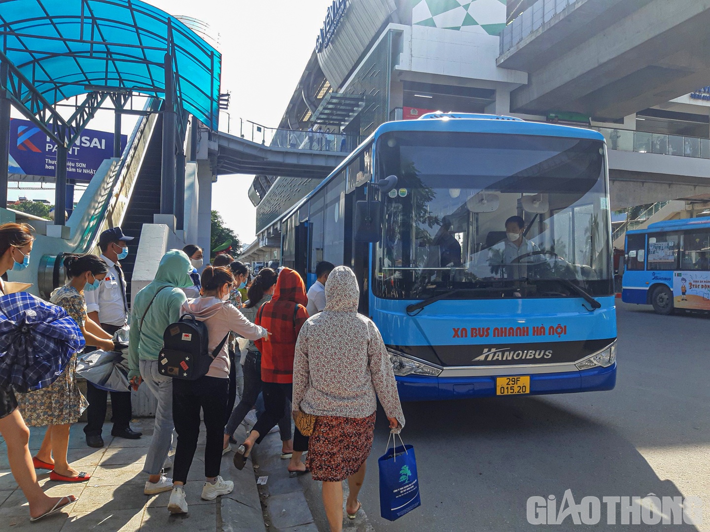 Tại bên dưới ga tàu (ga Yên Nghĩa), lực lượng công an, CSGT, TTGT phối hợp trực phân luồng để cấm phương tiện, hành khách tiếp cận tại phạm vi xung quanh nhà ga. Nhân viên Metro hướng dẫn hành khách di chuyển lên những tuyến buýt miễn phí dán “xe giải toả” ở kính lái trước tới ga Phùng Khoang để tiếp tục di chuyển trên tàu điện Cát Linh - Hà Đông.
