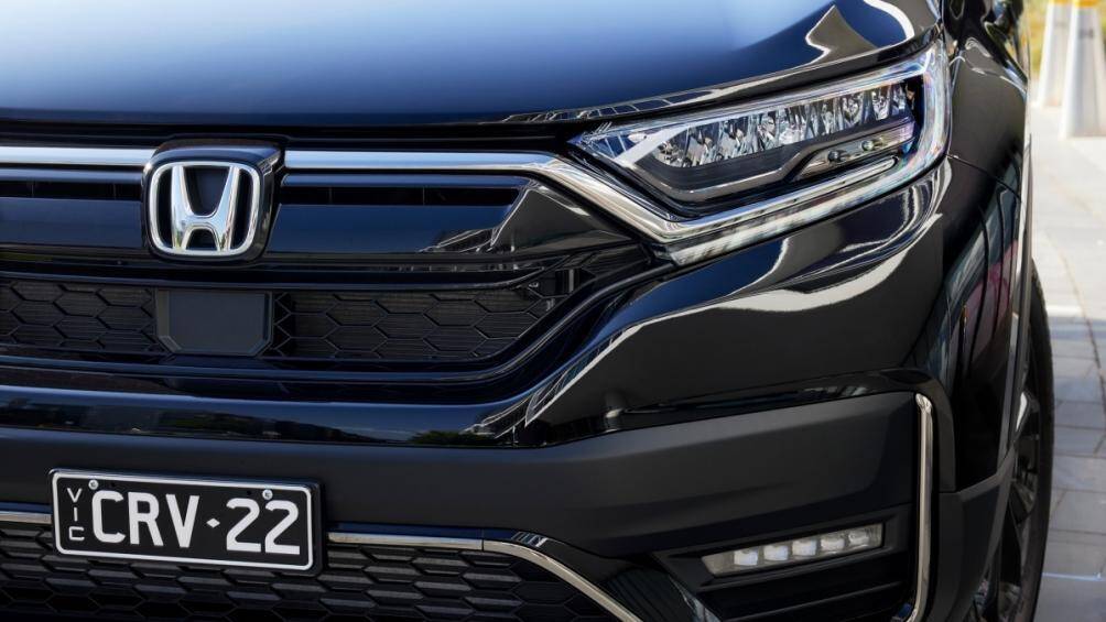 Black Edition trang trí ngoại hình màu đen chủ đạo, lần đầu trang bị giá nóc, bộ vành 18 inch thiết kế hầm hố, lưới tản nhiệt mạ crôm đen