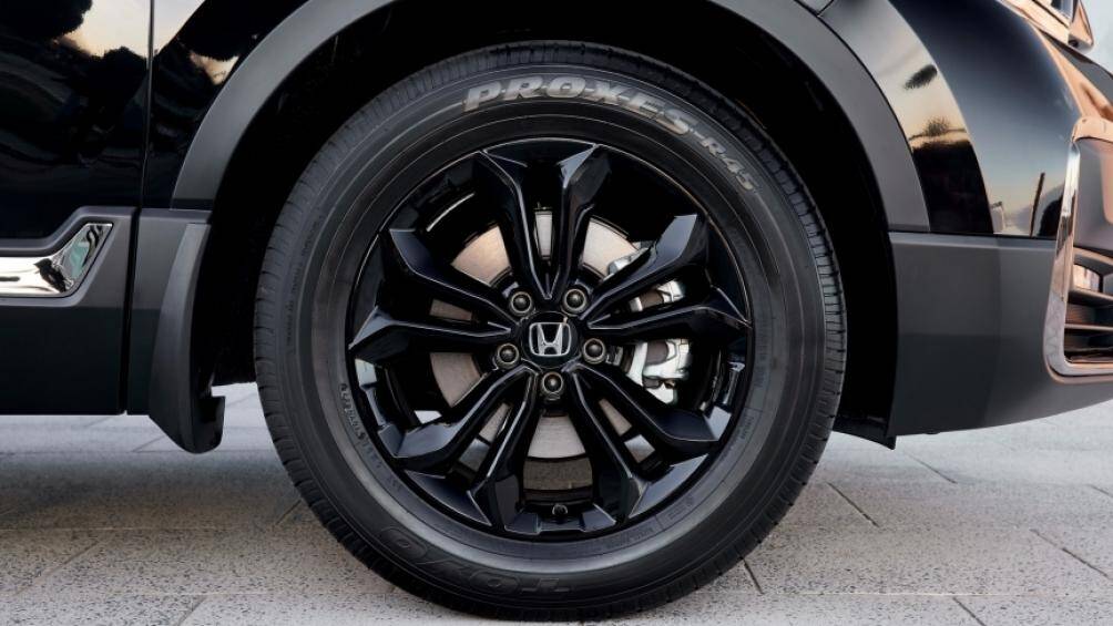 Cản trước màu đen đi kèm với dải viền crôm tông màu đen, tích hợp đèn sương mù LED. Cửa cốp gắn logo biểu tượng Black Edition để phân biệt