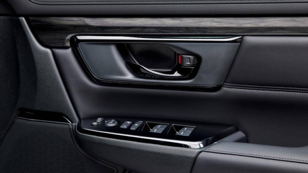 Viền cửa kính mạ crôm đen, ốp gương cũng tông màu đen. Cốp điện, hỗ trợ tính năng rảnh tay và cửa sổ trời toàn cảnh