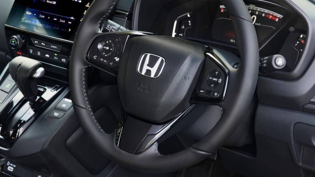 Giống như ngoại thất, nội thất sử dụng tông màu đen làm chủ đạo, bảng điều khiển trang trí bằng gỗ màu đen và chất liệu Piano Black