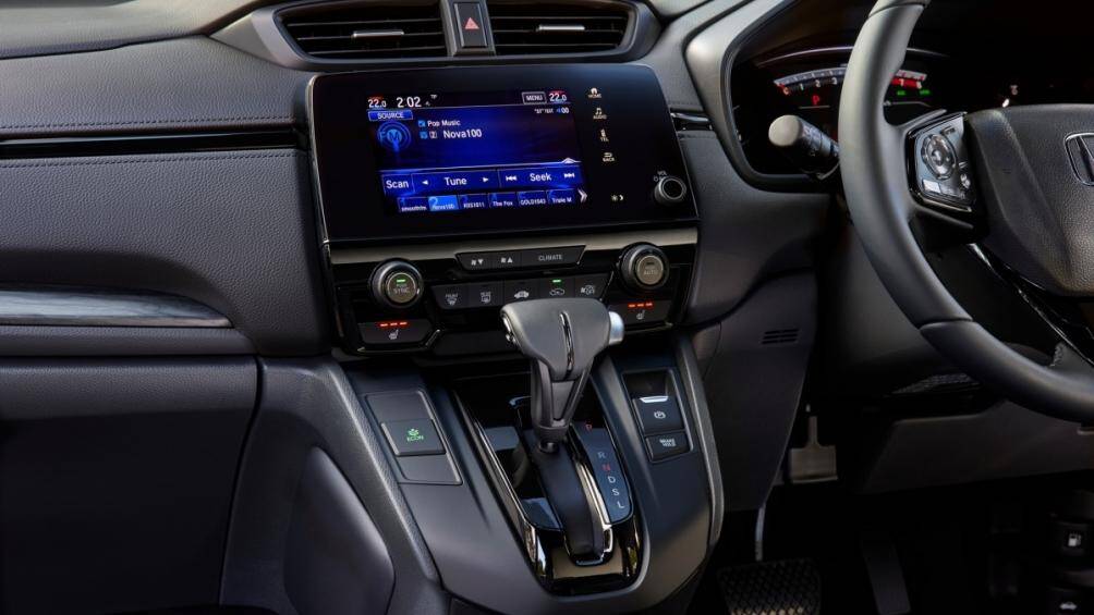 Màn hình cảm ứng 7 inch cho hệ thống thông tin giải trí, hỗ trợ kết nối Apple CarPlay, điều khiển giọng nói Siri