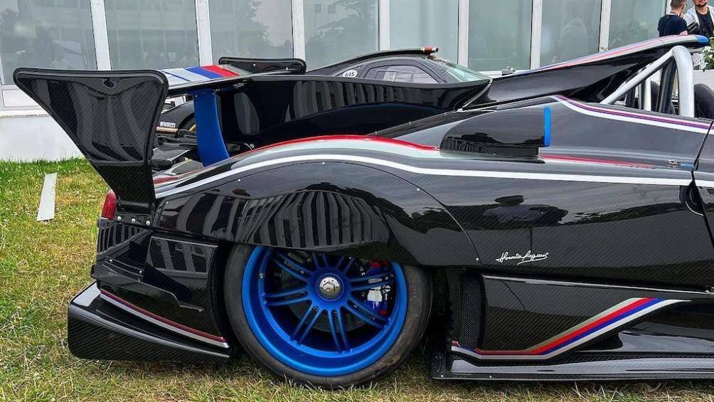 Một đặc điểm của dòng Barchetta của Pagani vẫn là tấm che bánh sau. Thiết kế này được lấy cảm hứng từ những mẫu xe đua thi đấu tại thể thức Group C.