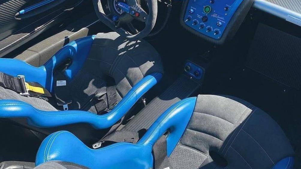 Nội thất xe được thiết kế thuần thể thao với ghế đua, dây đai an toàn đa điểm…