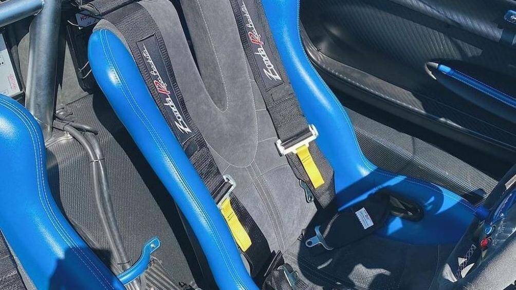 Khung chống lật phía sau tựa đầu cũng được Pagani bổ sung, vốn được làm từ chất liệu composite cao cấp nhất