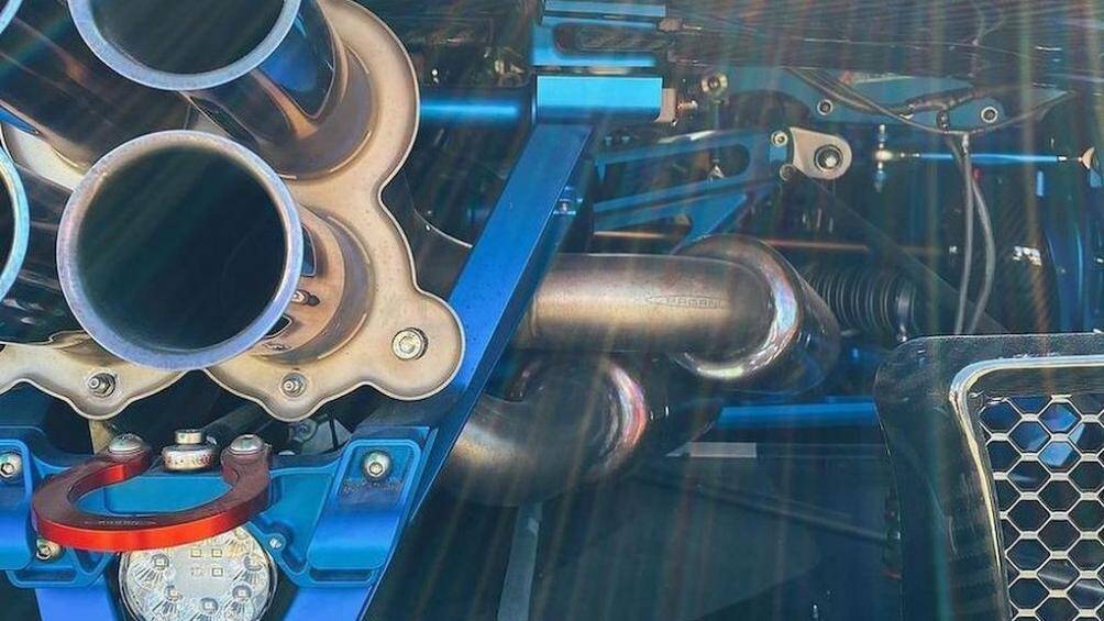 Được thừa hưởng trực tiếp từ mẫu Zonda R trên Zonda Revo Barchetta là cánh gió kích thước lớn. Hệ thống ống xả titanium của xe được bọc bởi chất liệu gốm