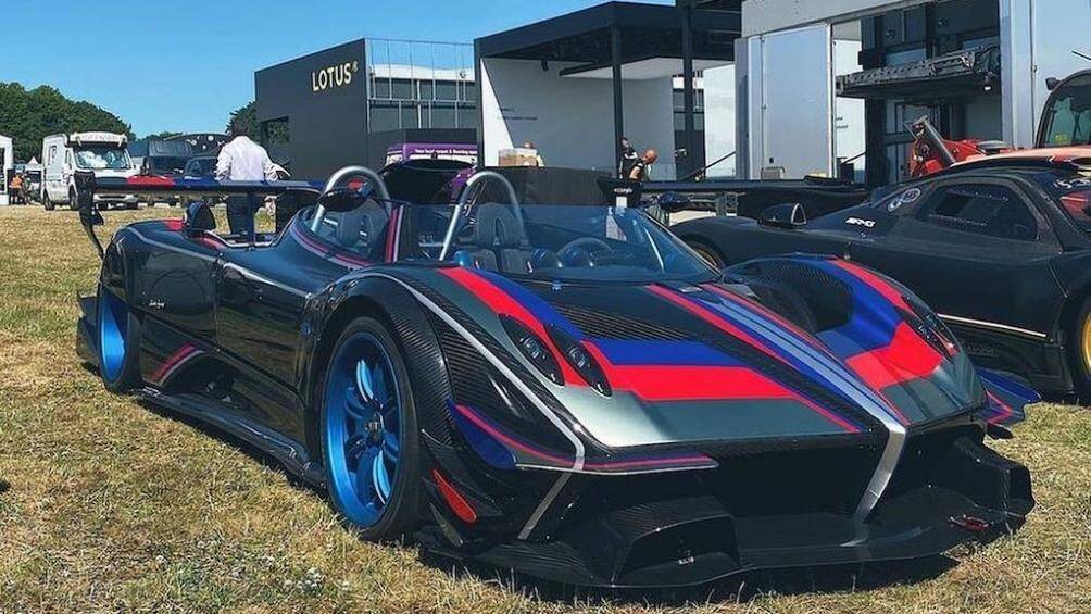 “Barchetta” có nghĩa là con thuyền nhỏ trong tiếng Italy. Đây cũng là thuật ngữ dùng cho những mẫu xe có thiết kế mui trần không hỗ trợ lắp ghép mui, kính chắn gió thấp…