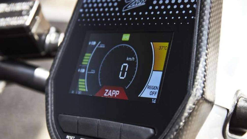 Phạm vi hoạt động khoảng 60km ở chế độ Eco nhờ khối pin Lithium-ion 72V kép, nặng 6 kg mỗi chiếc với công suất 720 Wh