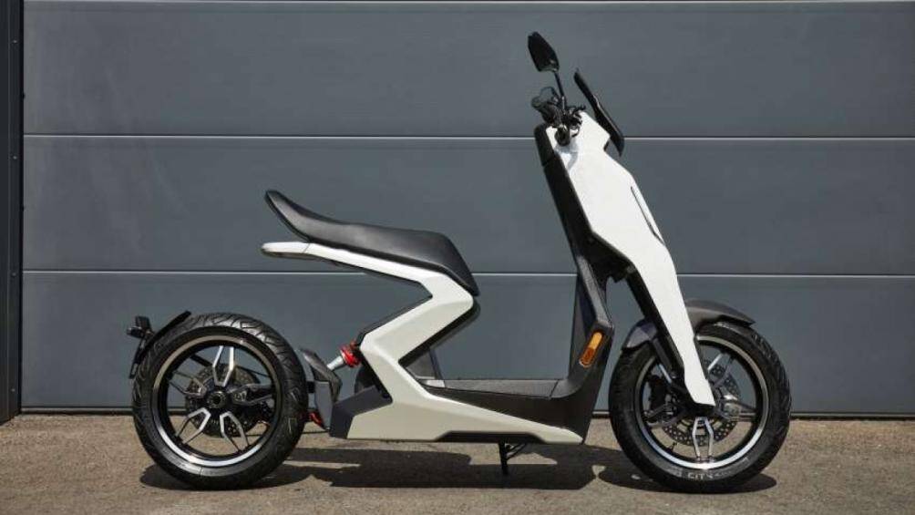 Cung cấp sức mạnh cho xe là khối động cơ từ một mô-tơ nam châm vĩnh cửu làm mát bằng không khí có công suất 14kW tương đương 20 mã lực