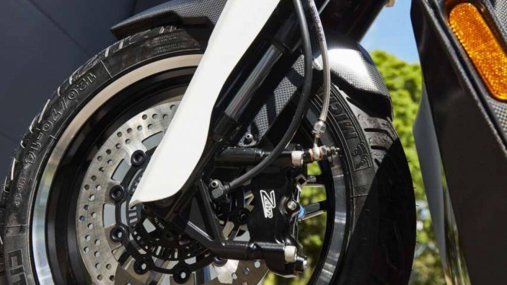 Bánh xe 14 inch, bọc cao su 120/70 và 140/60, kết hợp với hệ thống ABS tiêu chuẩn và phanh đĩa cho cả hai bánh