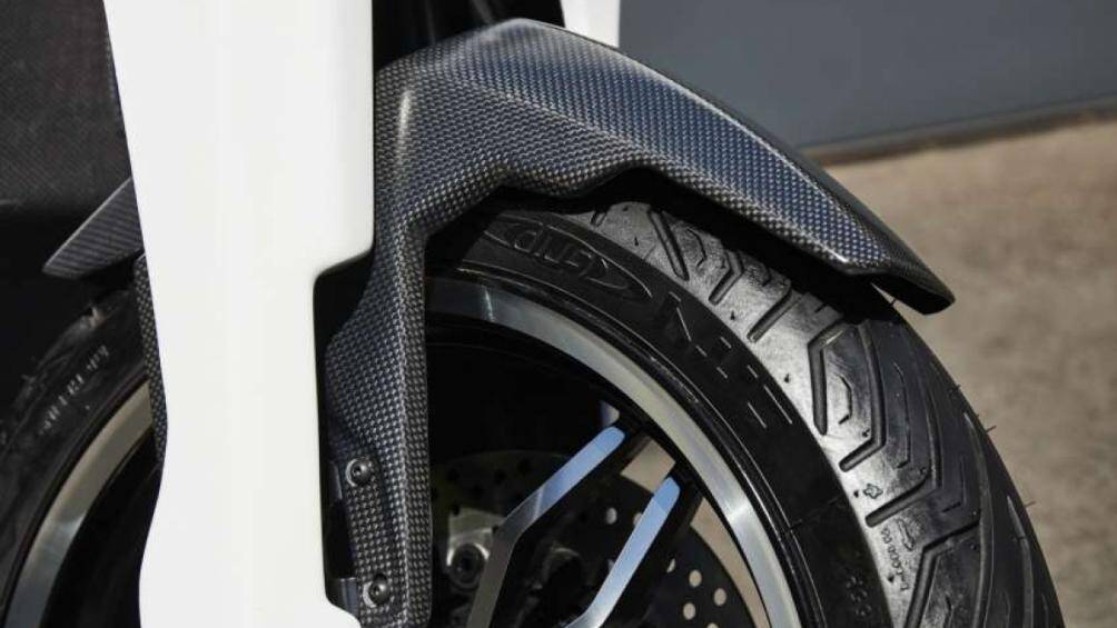 i300 có thời gian tăng tốc từ 0 đến 50 km/h chỉ trong 2,2 giây và tốc độ tối đa được điều chỉnh lên tới 96km/h