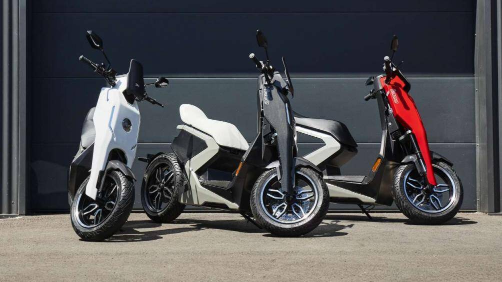 i300 Carbon và i300 Bio đều có giá 6.995 bảng Anh (8.568 USD) còn i300 Ocean được bán ở mức 5.750 bảng Anh (7.043 USD)