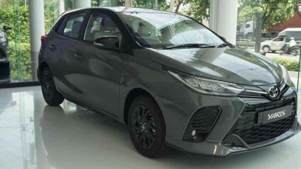 Toyota Yaris 60th Anniversary 2022 đã xuất hiện tại showroom ở Thái Lan với lớp sơn màu xám xi măng Laminated Gray