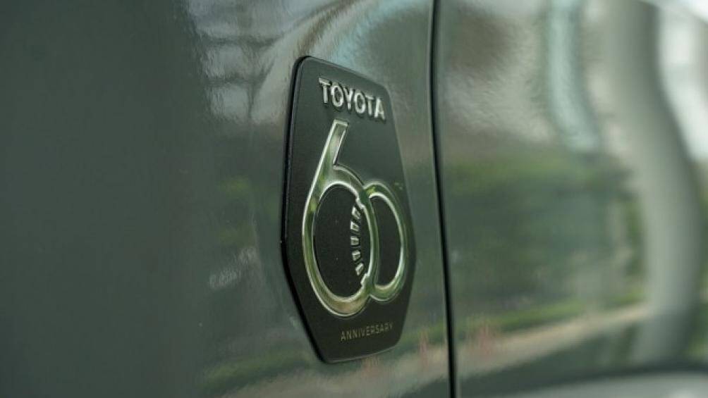Như nóc xe màu đen, cánh lướt gió trước và logo "Toyota 60" bên sườn...