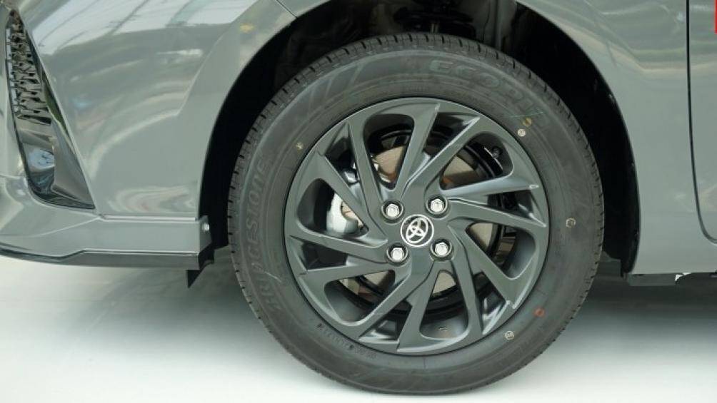 Bộ vành hợp kim 15 inch sơn màu xám cũng chỉ có trên phiên bản đặc biệt