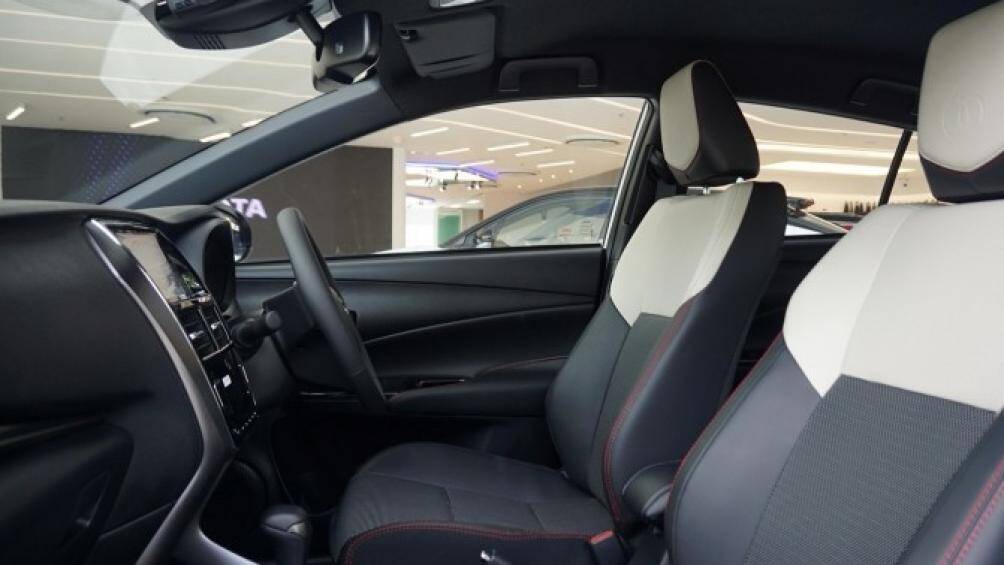 Bên trong Toyota Yaris 60th Anniversary 2022 xuất hiện ghế bọc da phối nỉ với 2 màu đen - trắng tương phản