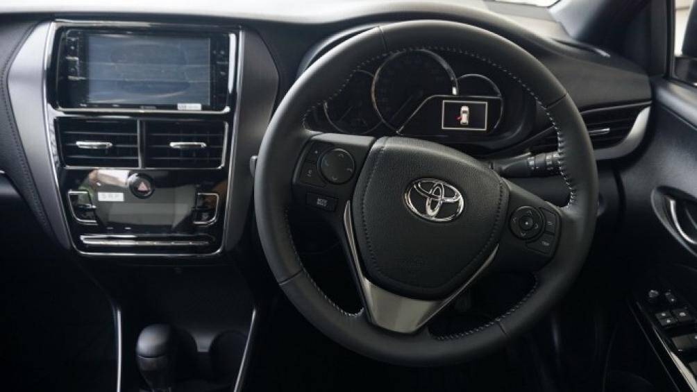 Trên ghế còn có chỉ khâu màu đỏ và tựa đầu ghế thêu logo "60", màn hình thông tin TFT 4,2 inch, màn hình giải trí cảm ứng 6,7 inch