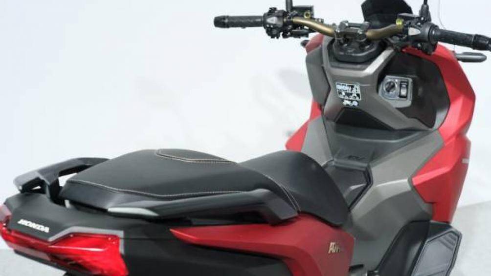 Giống như phiên bản trước, Honda ADV 160 sở hữu nhiều tính năng hiện đại như kính gió có thể tùy chỉnh 2 cấp độ, hộc để đồ phía trước tích hợp cổng sạc